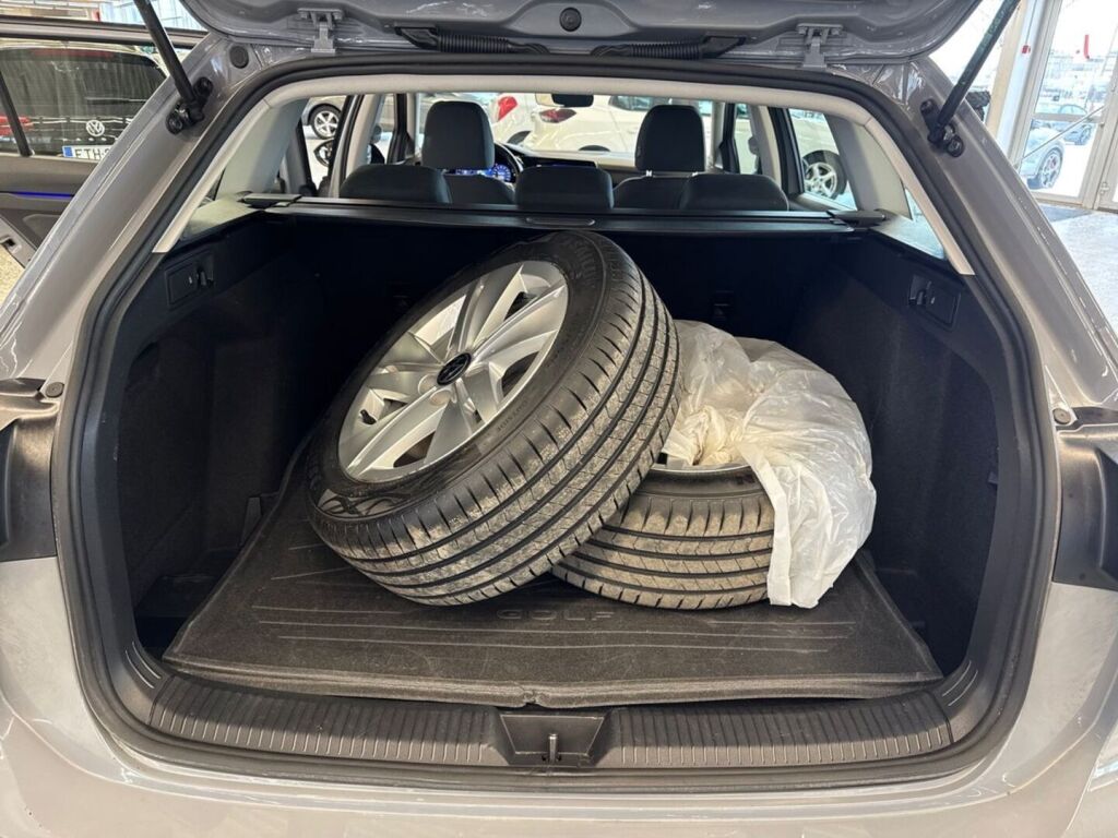 Volkswagen Golf 2024 Harmaa