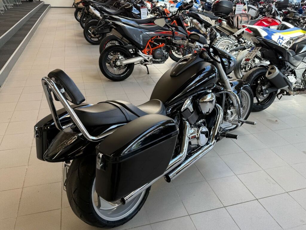 Suzuki INTRUDER 2007 Musta