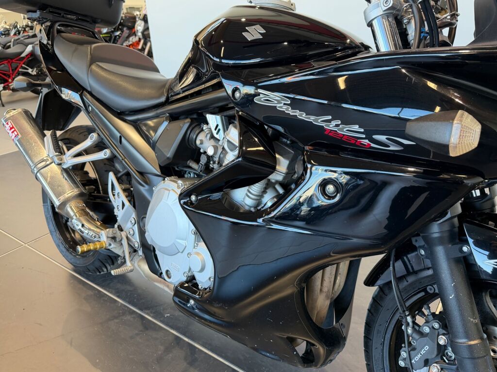 Suzuki GSF 2007 Musta