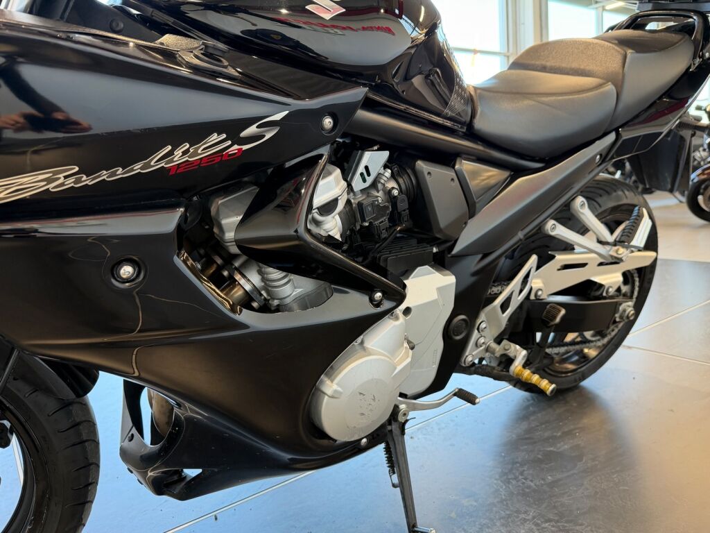 Suzuki GSF 2007 Musta