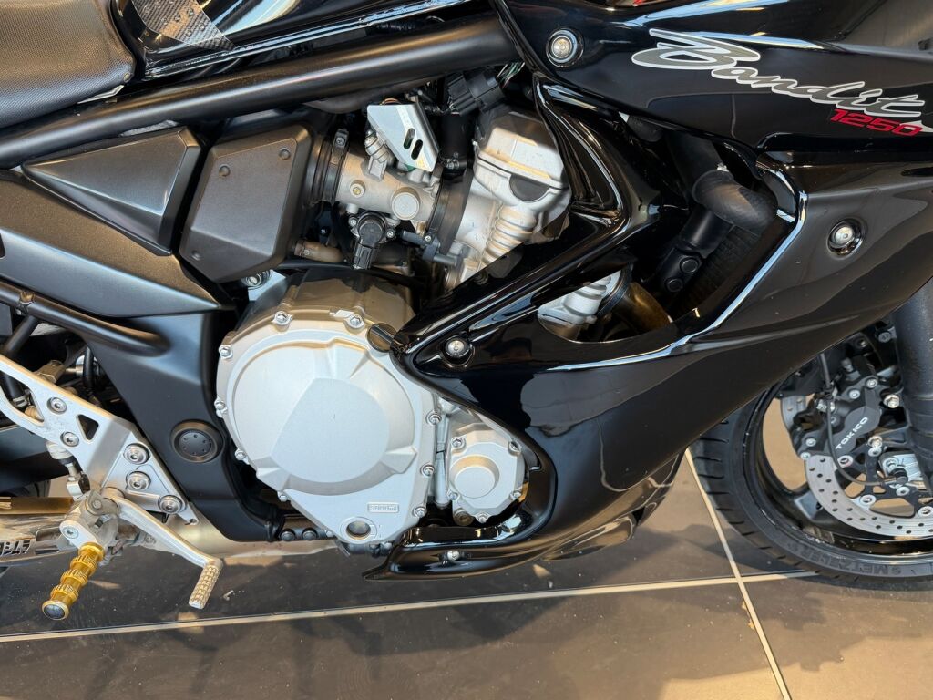 Suzuki GSF 2007 Musta