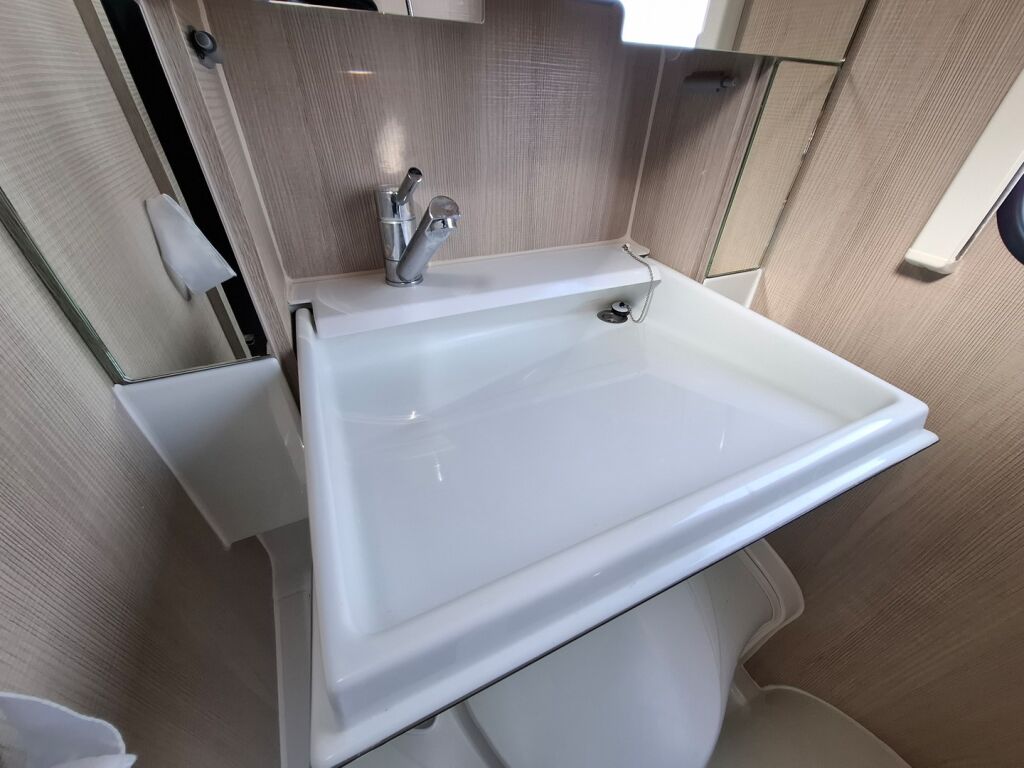 Adria Adora 2017 Valkoinen