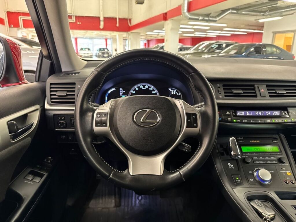 Lexus CT 2011 Punainen