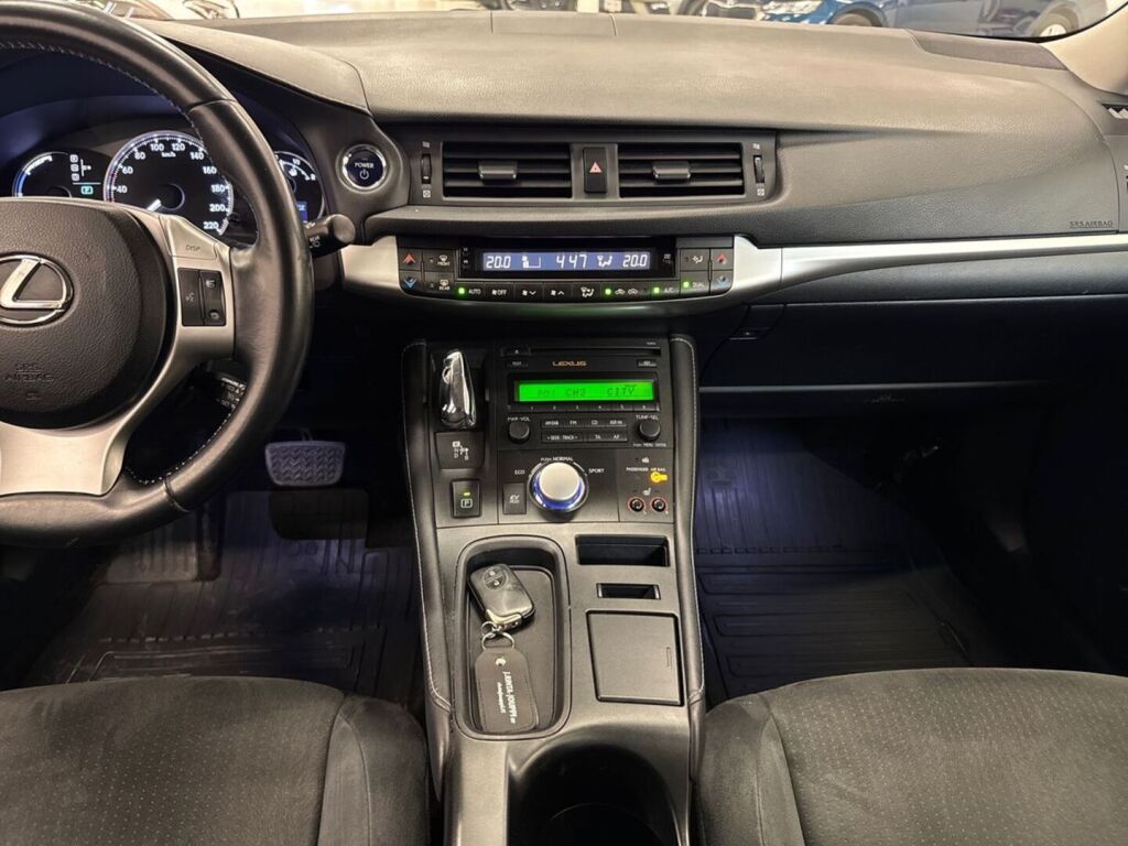 Lexus CT 2011 Punainen