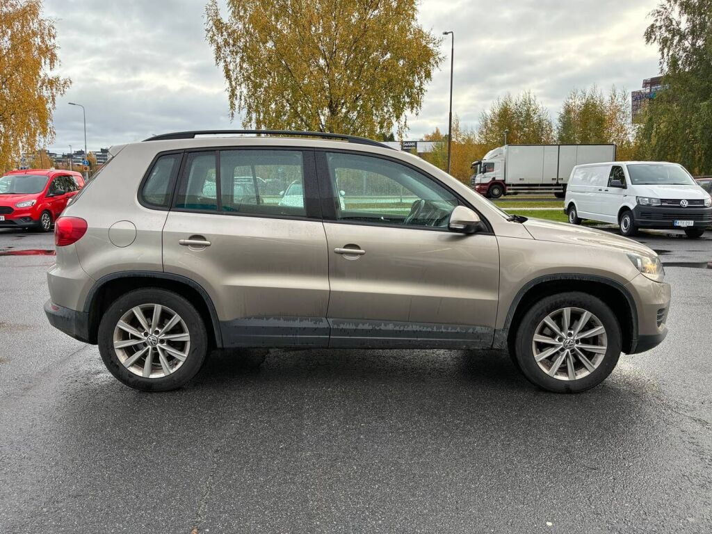 Volkswagen Tiguan 2011 Ruskea (beige)