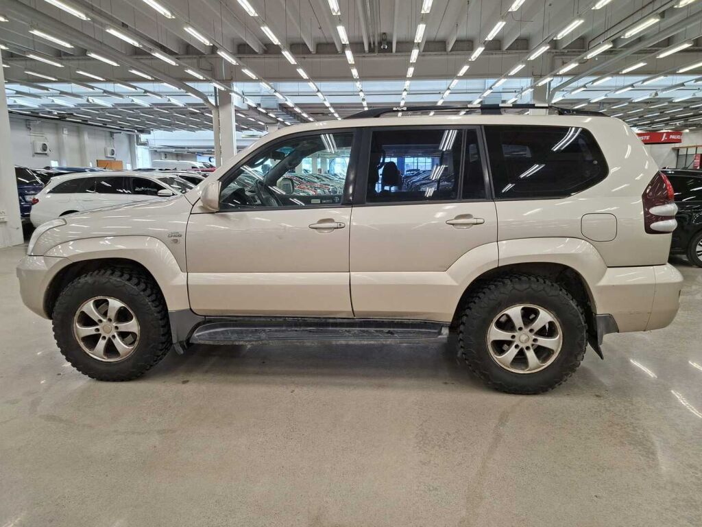 Toyota Land Cruiser 2006 Ruskea (beige)