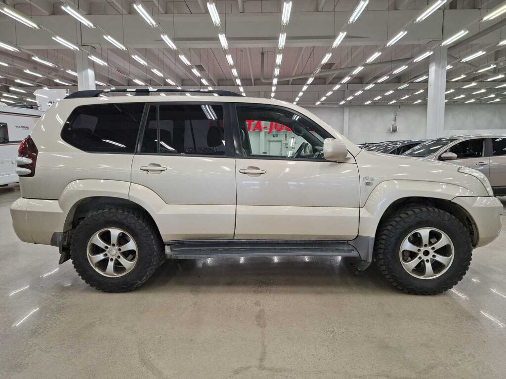 Toyota Land Cruiser 2006 Ruskea (beige)