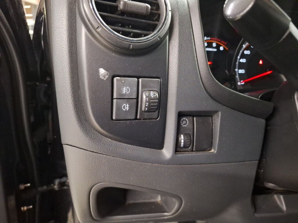 Isuzu D-Max 2012 Musta