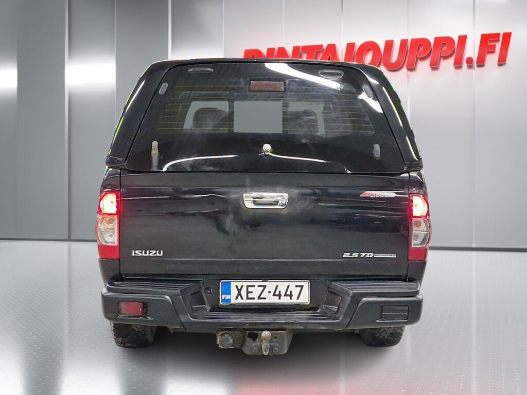 Isuzu D-Max 2012 Musta