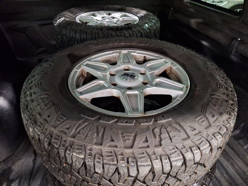 Isuzu D-Max 2012 Musta