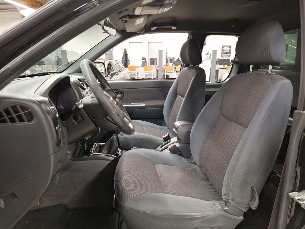 Isuzu D-Max 2012 Musta