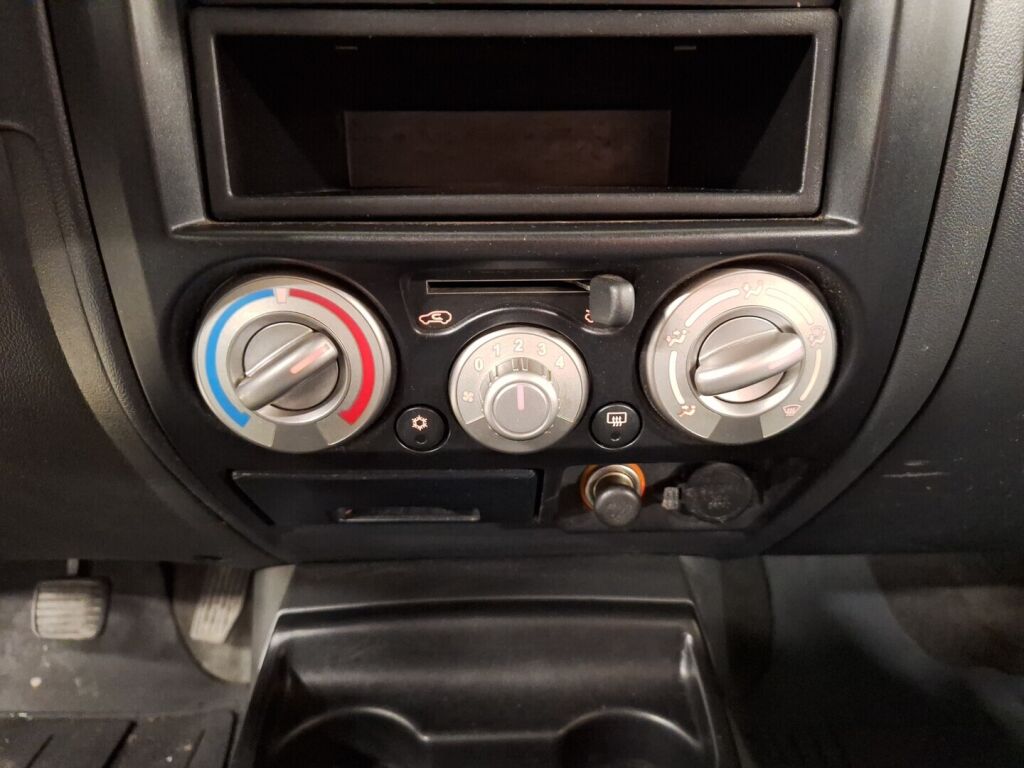 Isuzu D-Max 2012 Musta