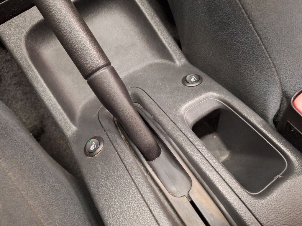 Isuzu D-Max 2012 Musta