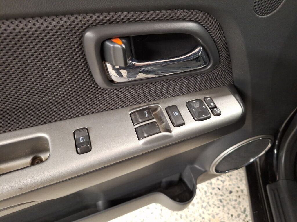 Isuzu D-Max 2012 Musta