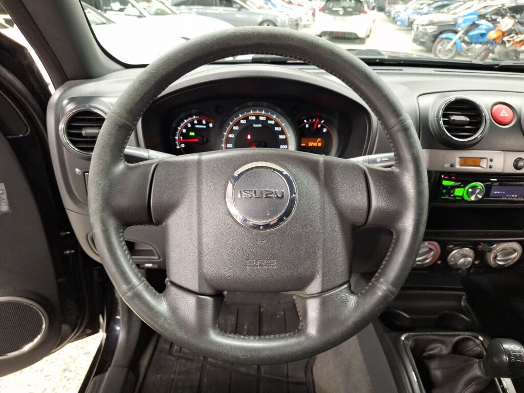 Isuzu D-Max 2012 Musta
