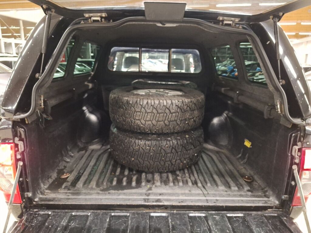 Isuzu D-Max 2012 Musta