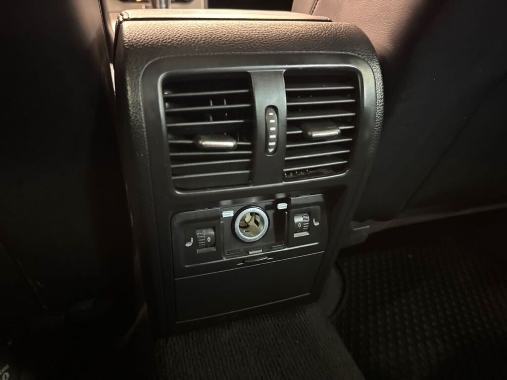 Volkswagen Passat 2011 Musta