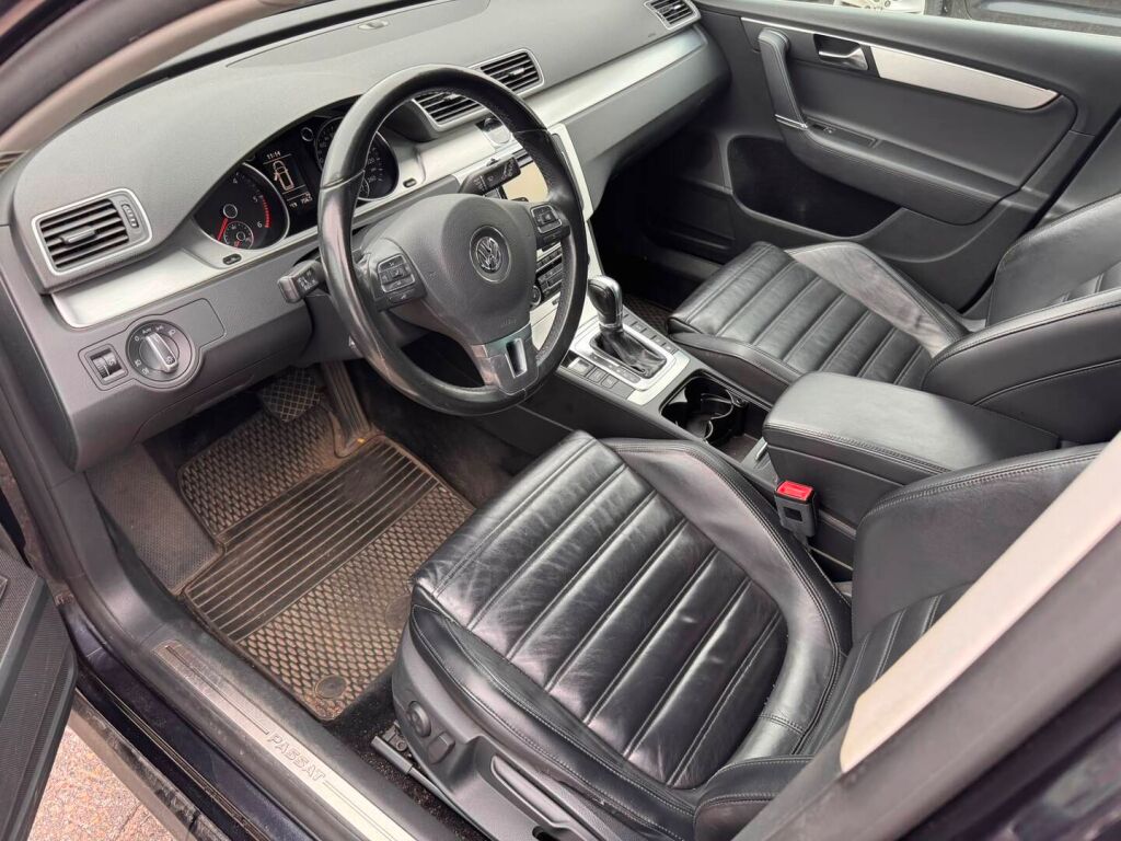 Volkswagen Passat 2011 Musta