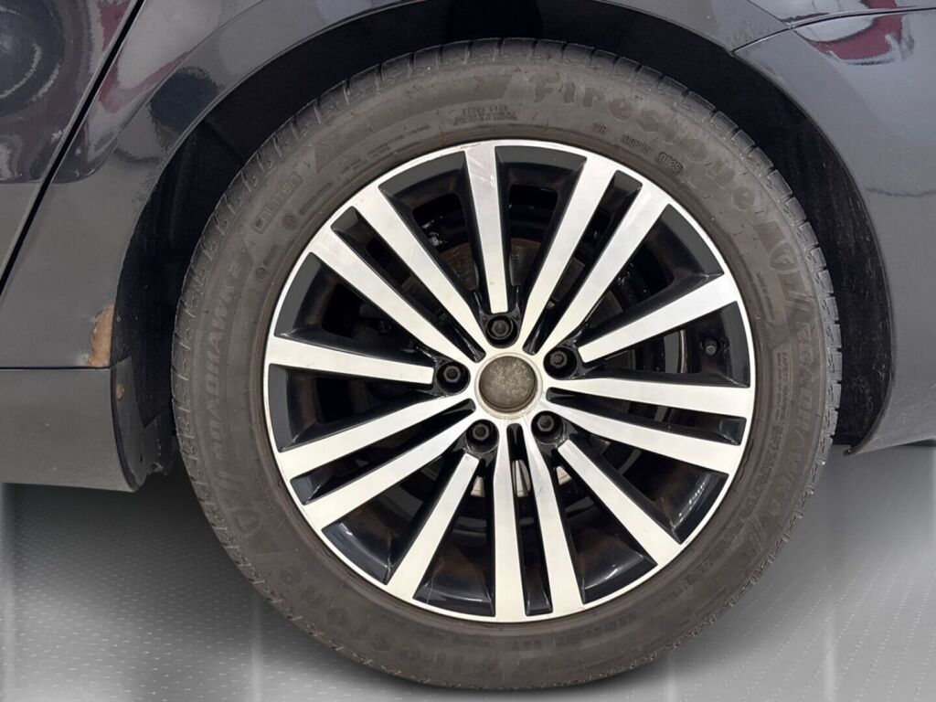 Volkswagen Passat 2011 Musta