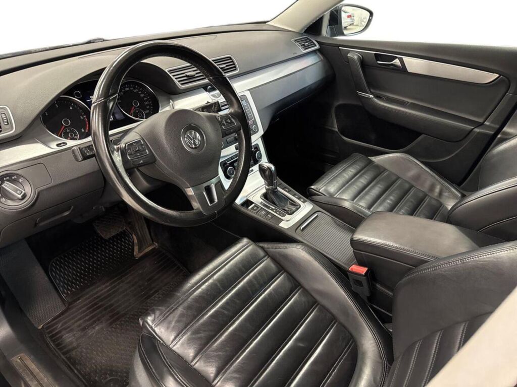 Volkswagen Passat 2011 Musta