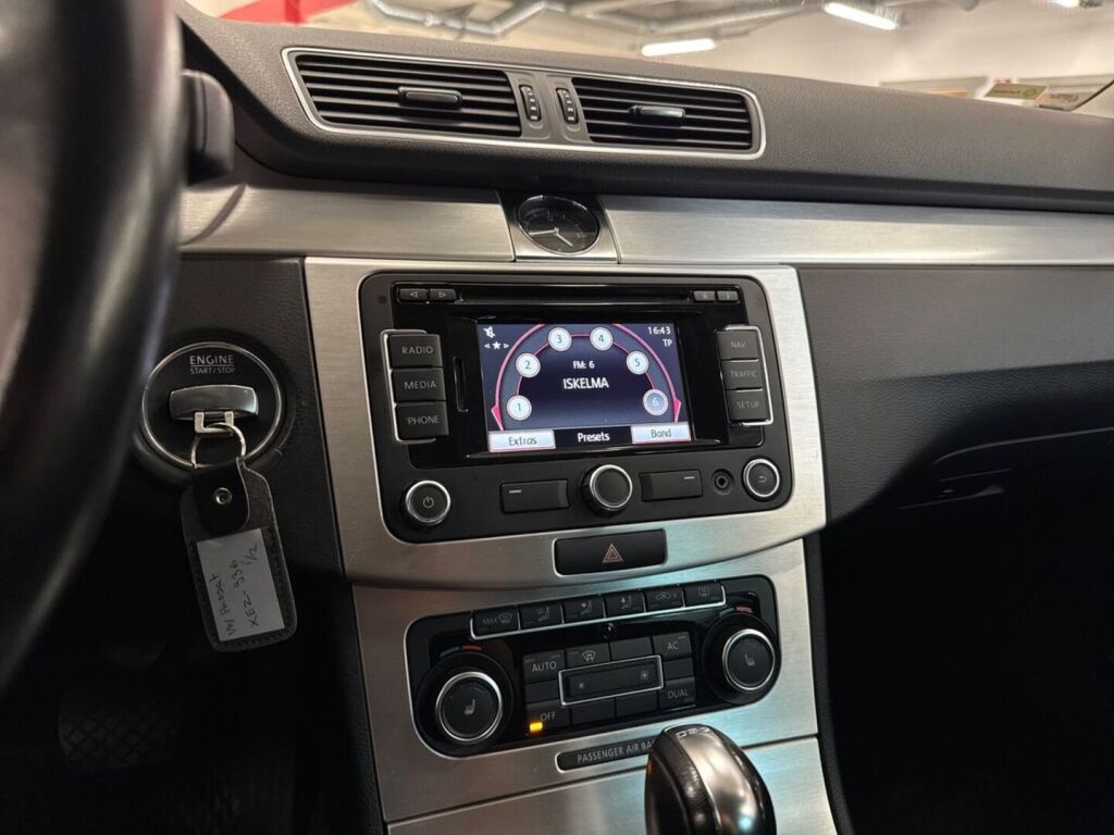 Volkswagen Passat 2011 Musta