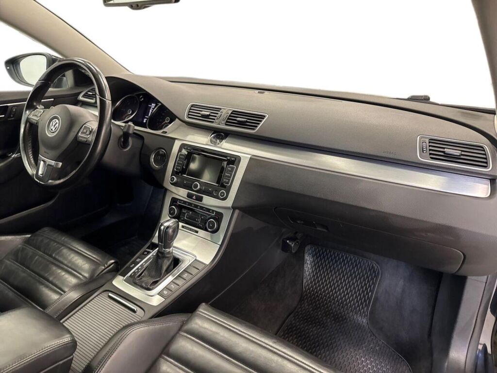 Volkswagen Passat 2011 Musta