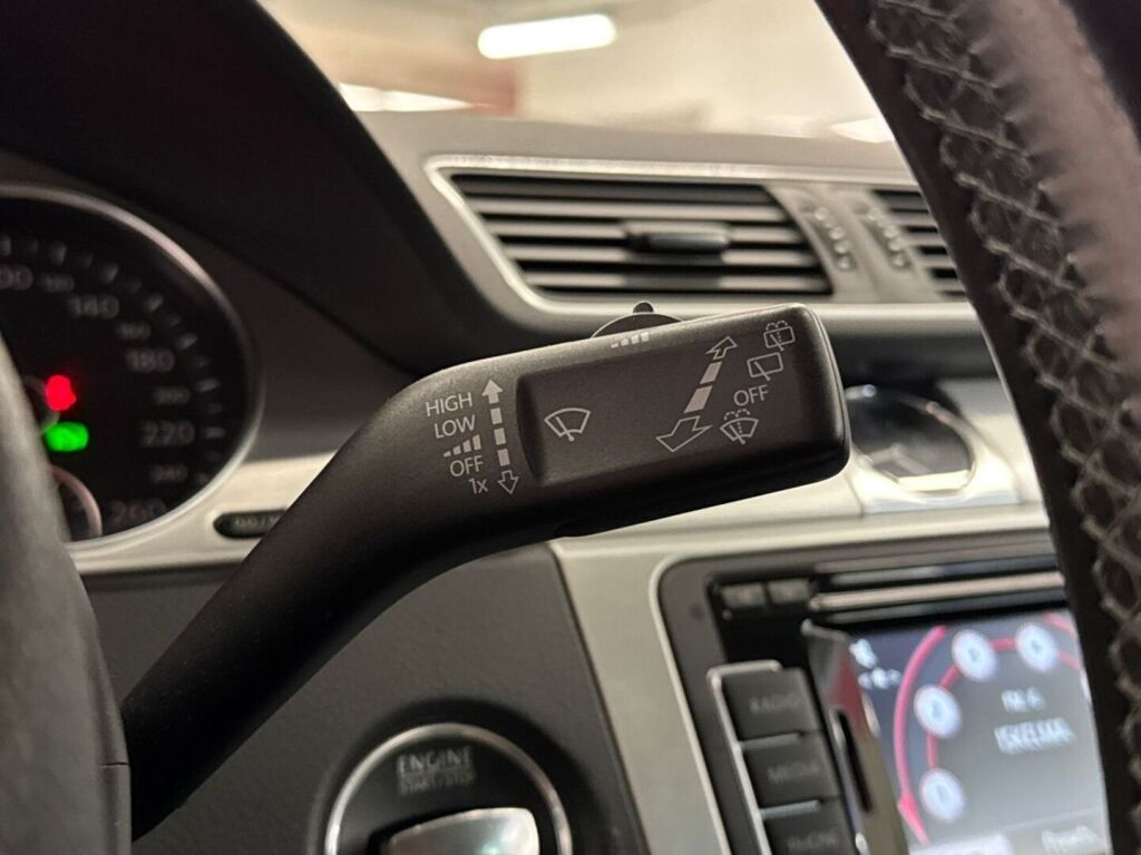 Volkswagen Passat 2011 Musta