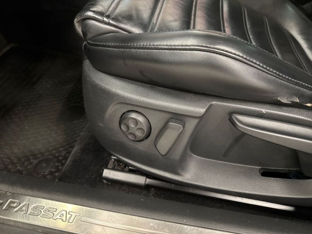 Volkswagen Passat 2011 Musta