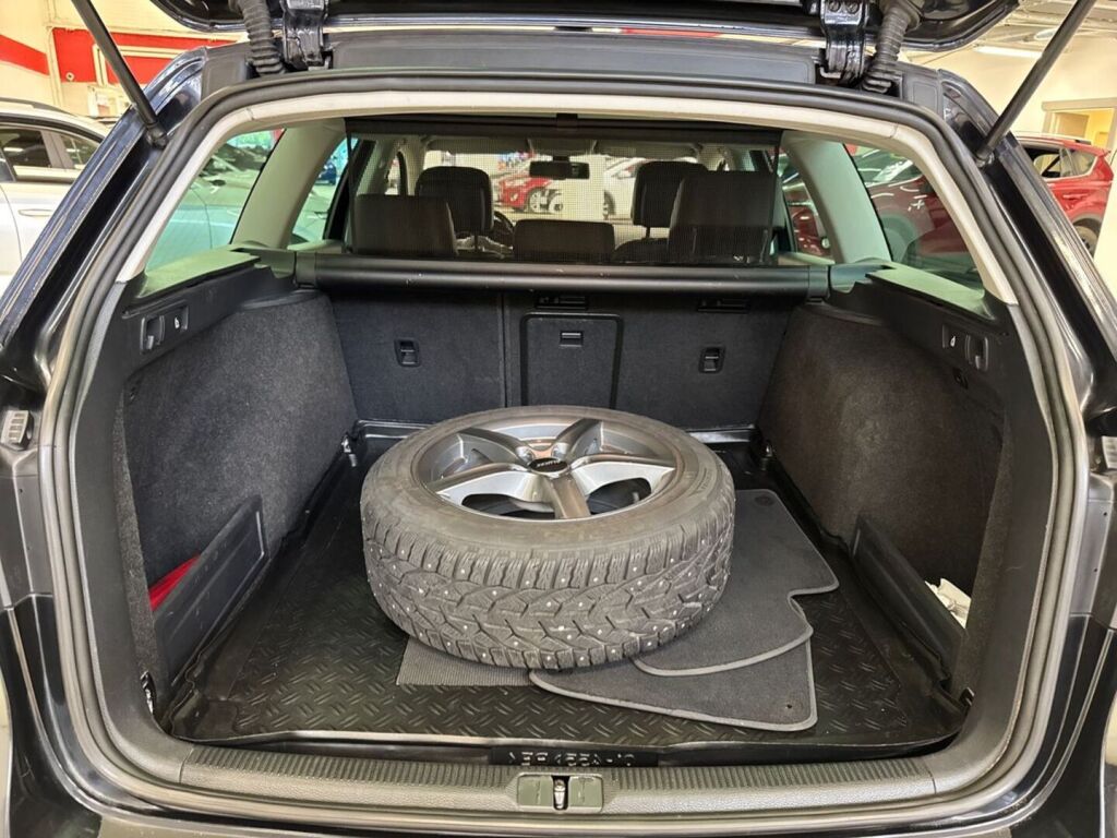 Volkswagen Passat 2011 Musta