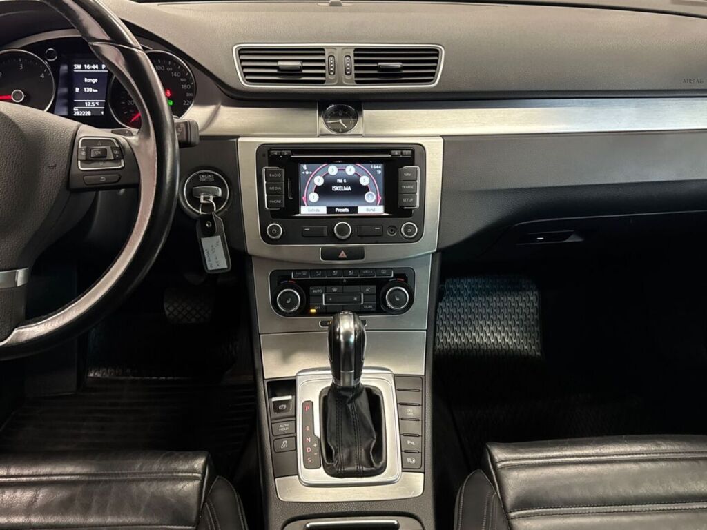 Volkswagen Passat 2011 Musta
