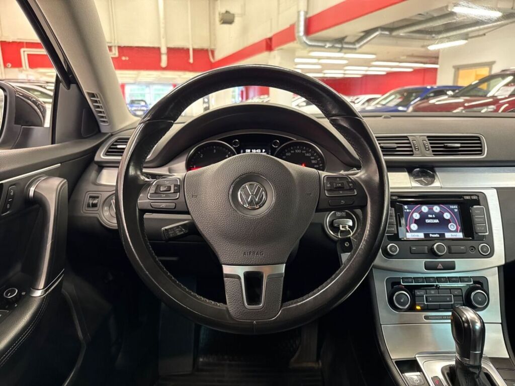 Volkswagen Passat 2011 Musta