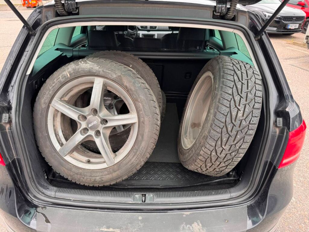 Volkswagen Passat 2011 Musta