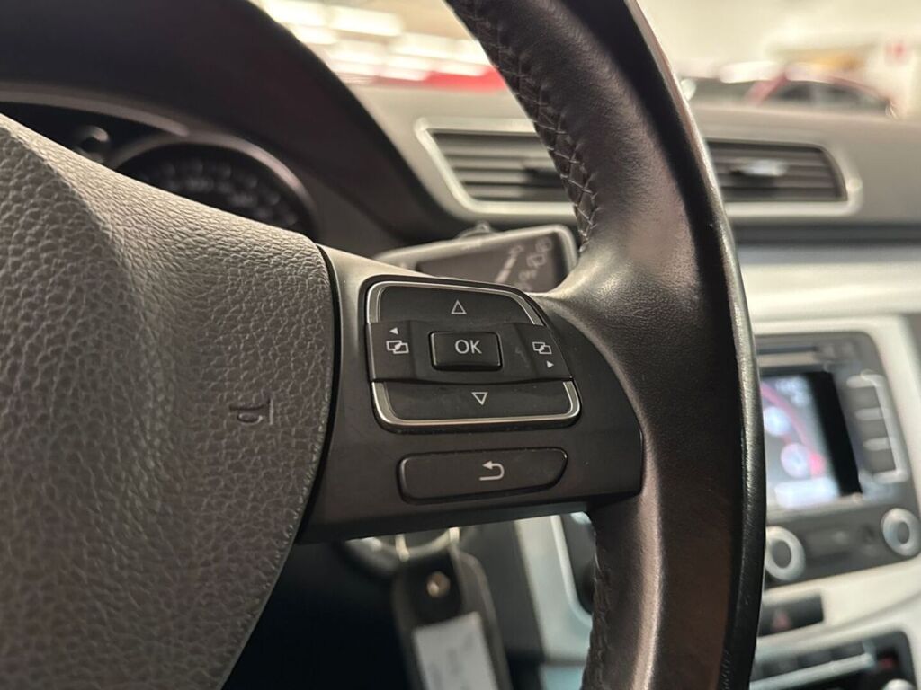 Volkswagen Passat 2011 Musta