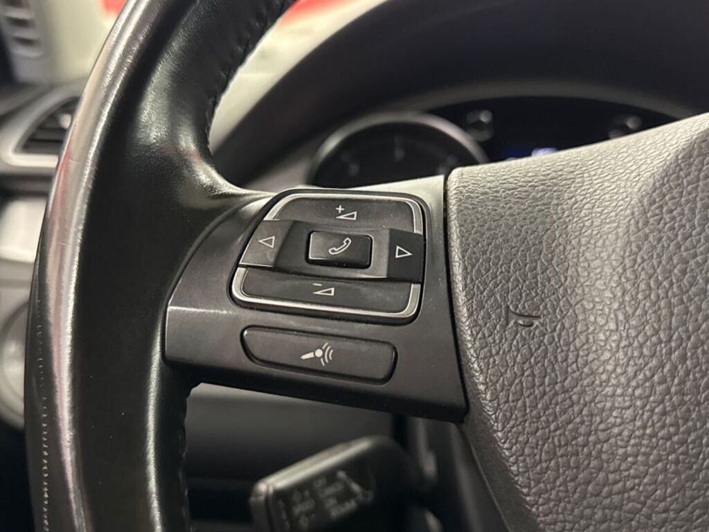 Volkswagen Passat 2011 Musta