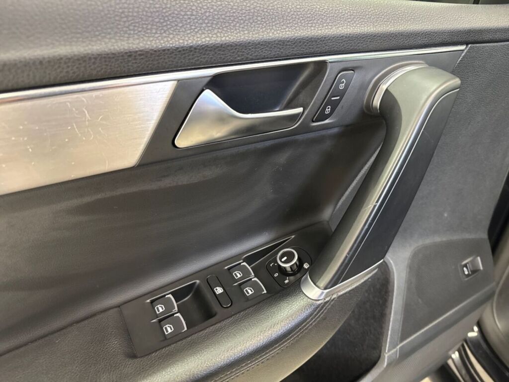 Volkswagen Passat 2011 Musta