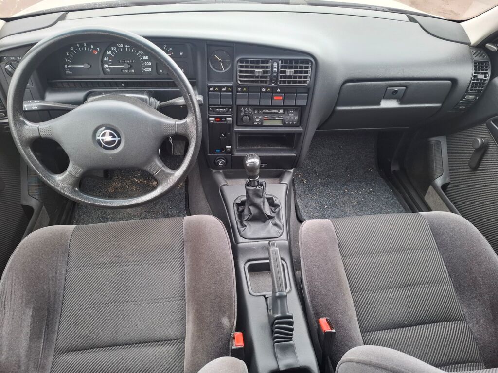 Opel Omega 1993 Harmaa