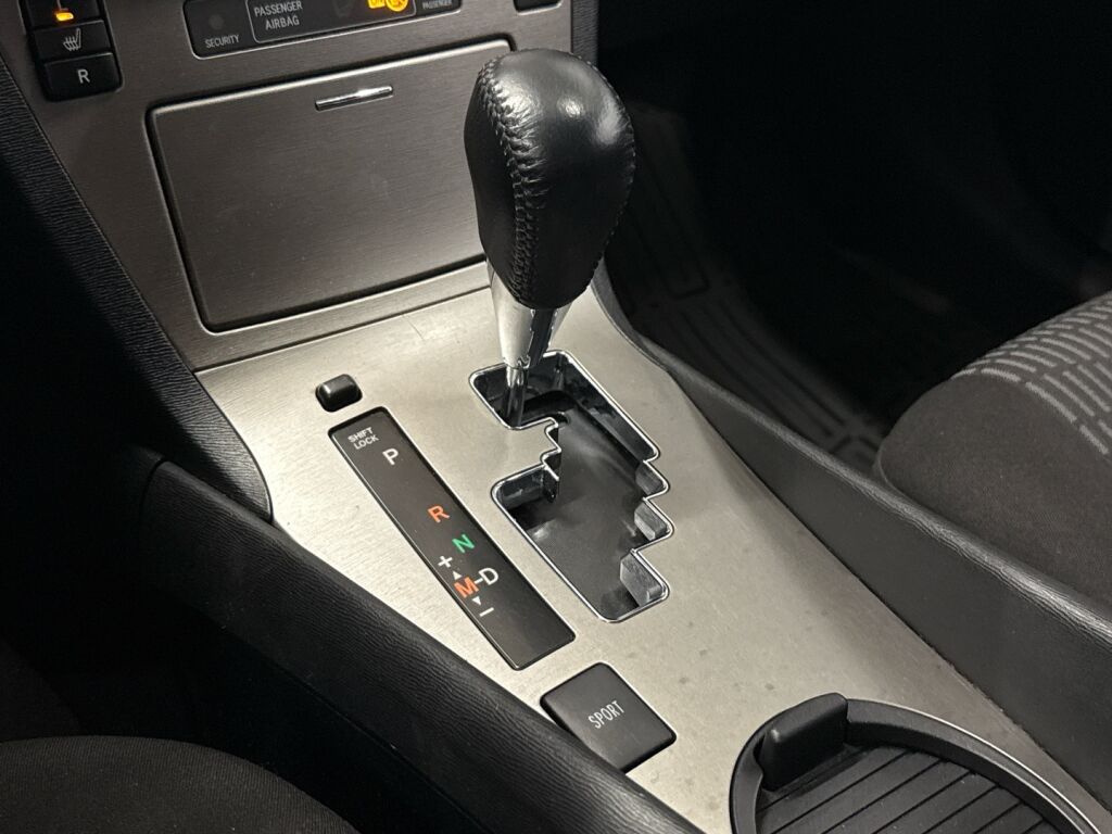 Toyota Avensis 2011 Musta