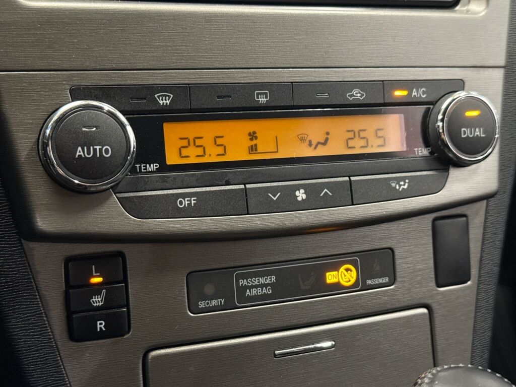 Toyota Avensis 2011 Musta