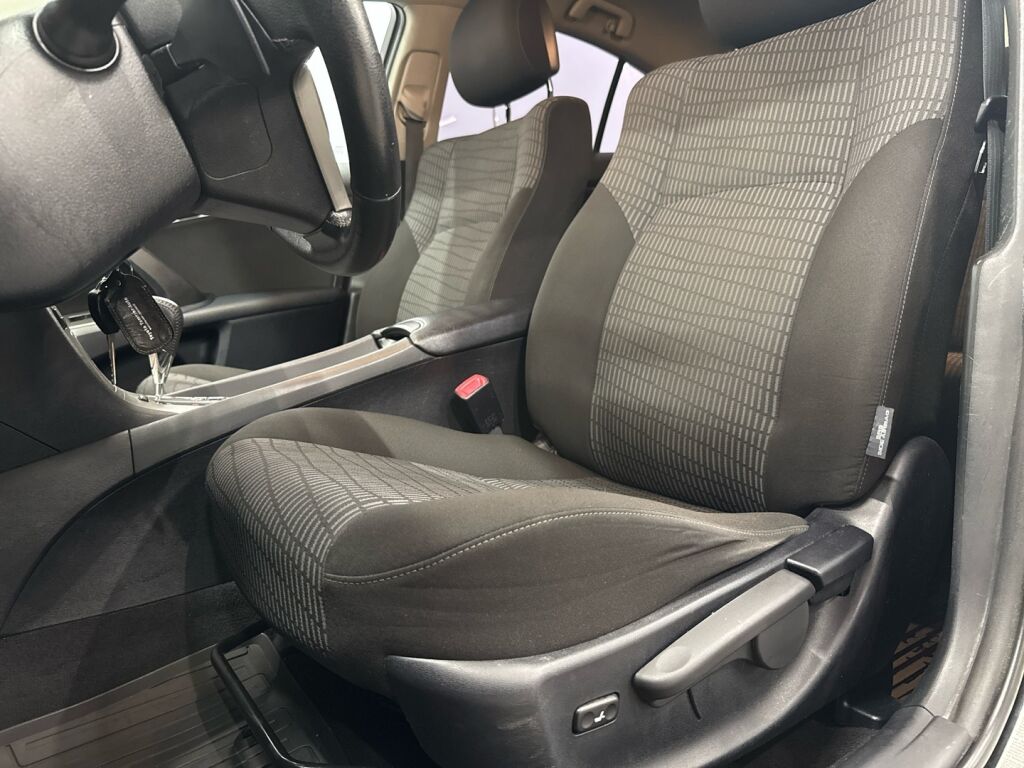 Toyota Avensis 2011 Musta