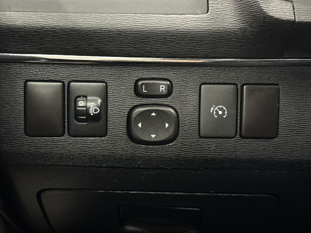 Toyota Avensis 2011 Musta