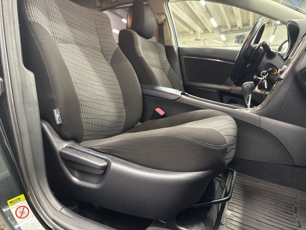 Toyota Avensis 2011 Musta