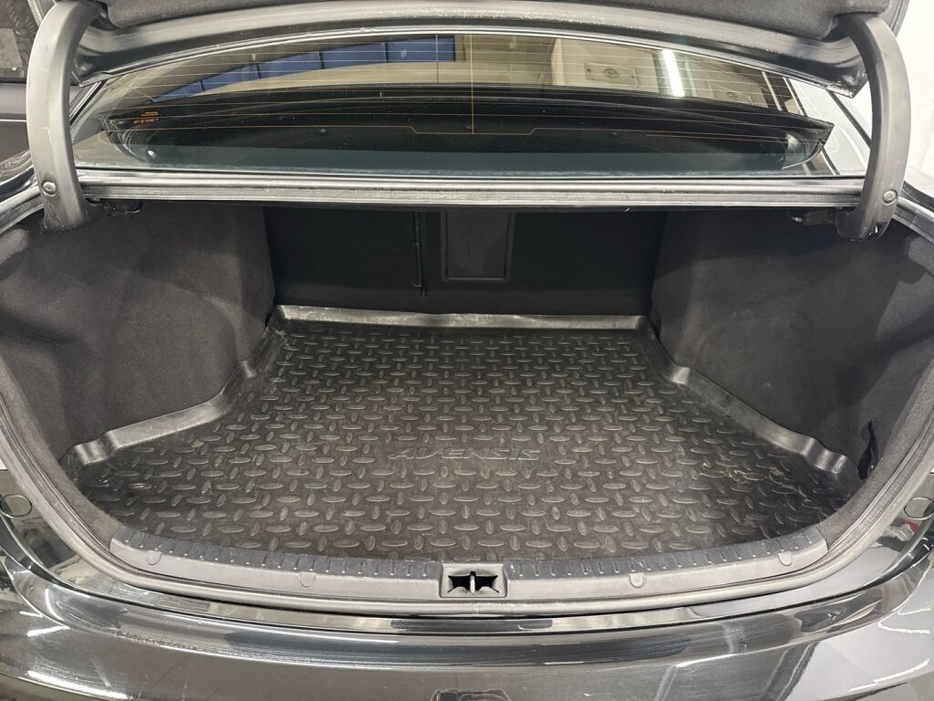 Toyota Avensis 2011 Musta