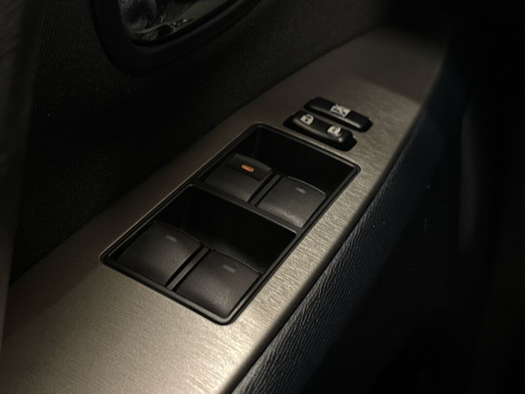 Toyota Avensis 2011 Musta