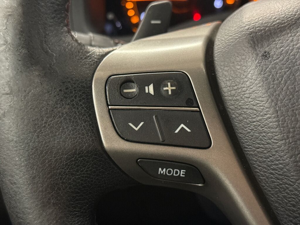 Toyota Avensis 2011 Musta