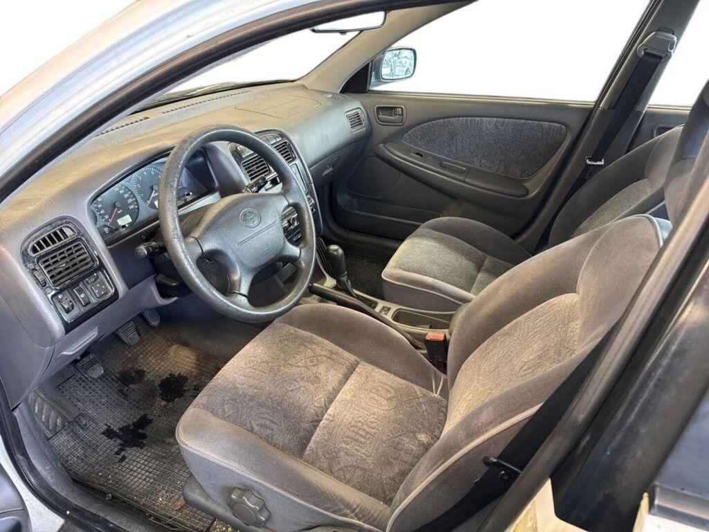 Toyota Avensis 1998 Valkoinen