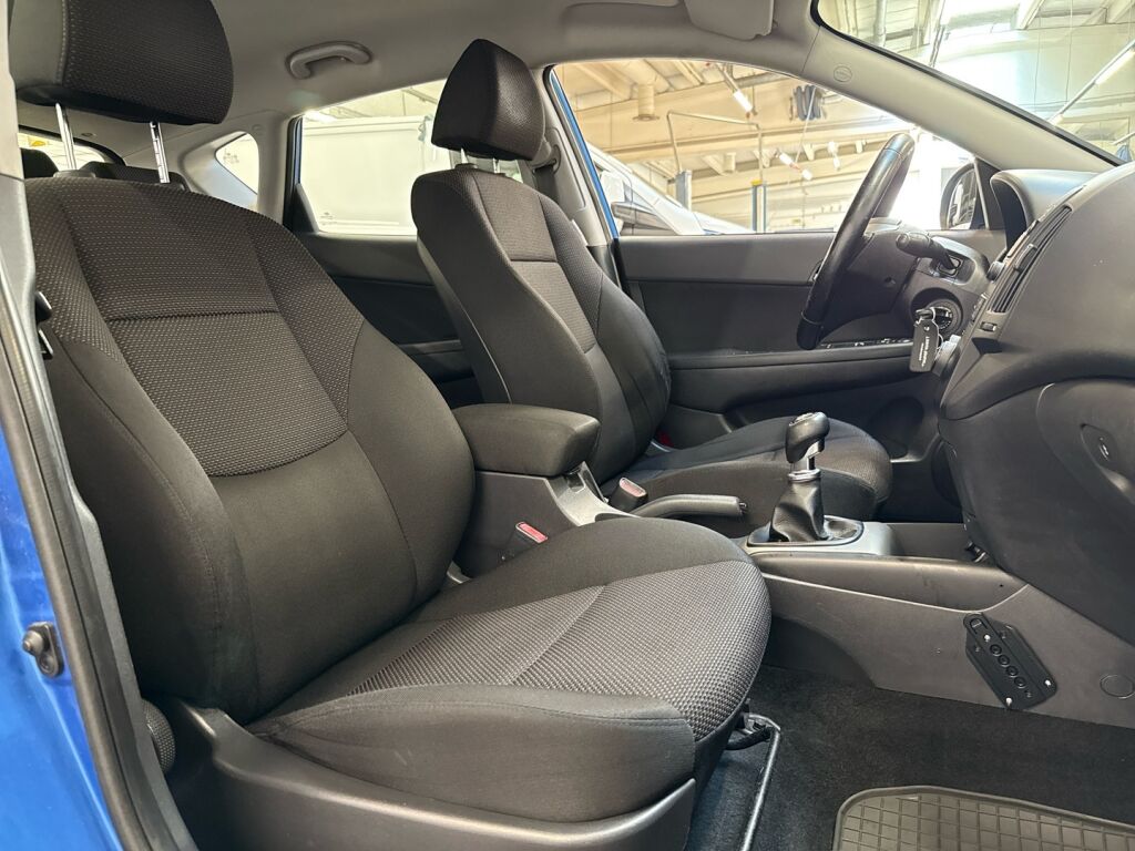 Hyundai i30 2011 Sininen