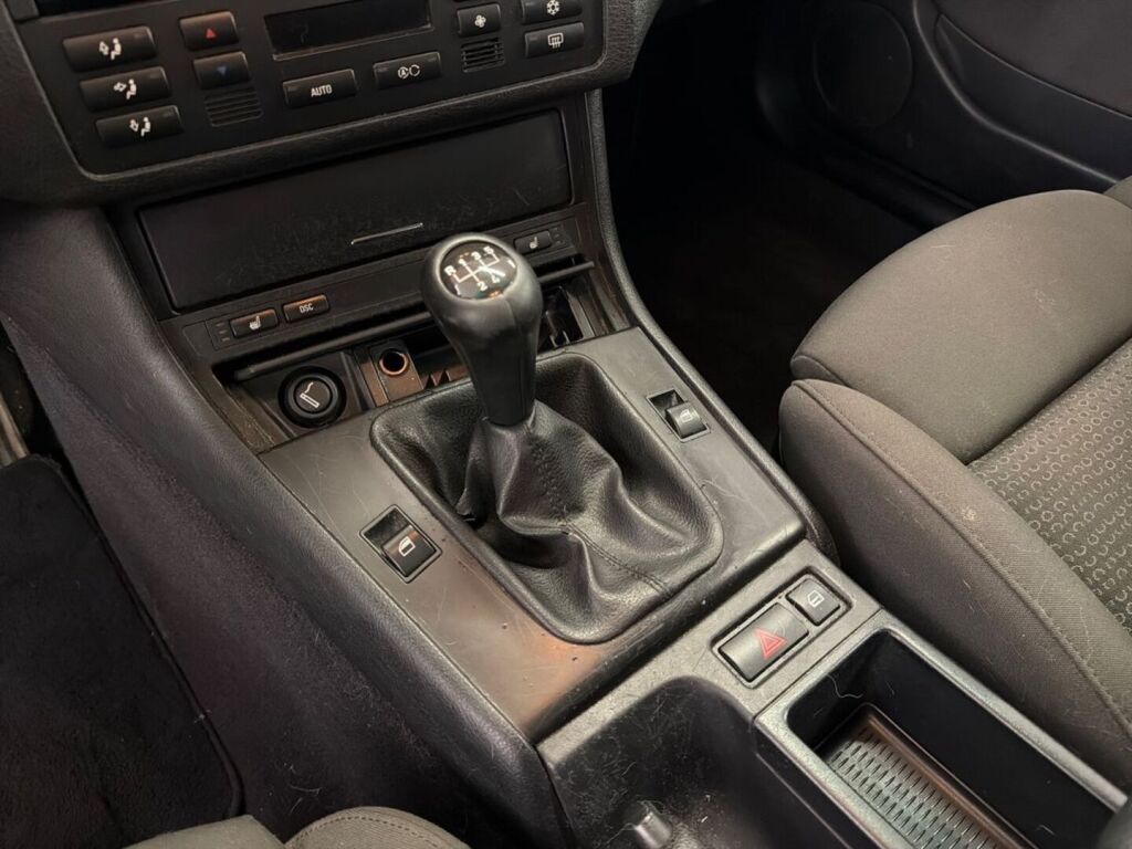 BMW 318 2002 Musta