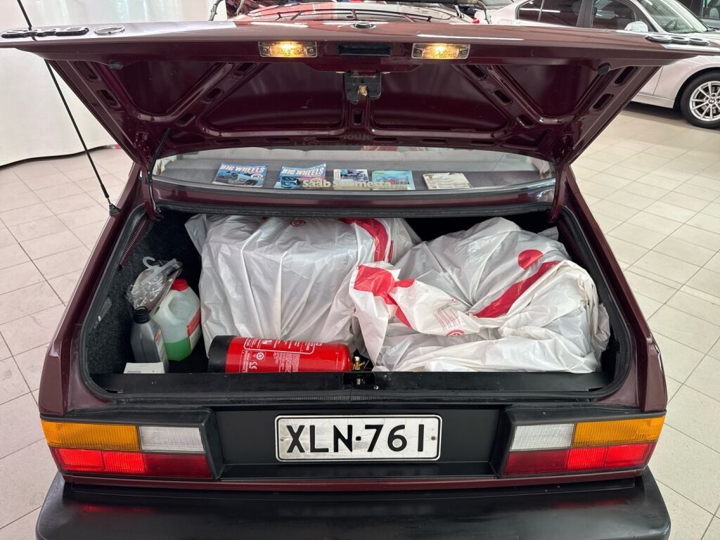 Saab 900 1989 Punainen