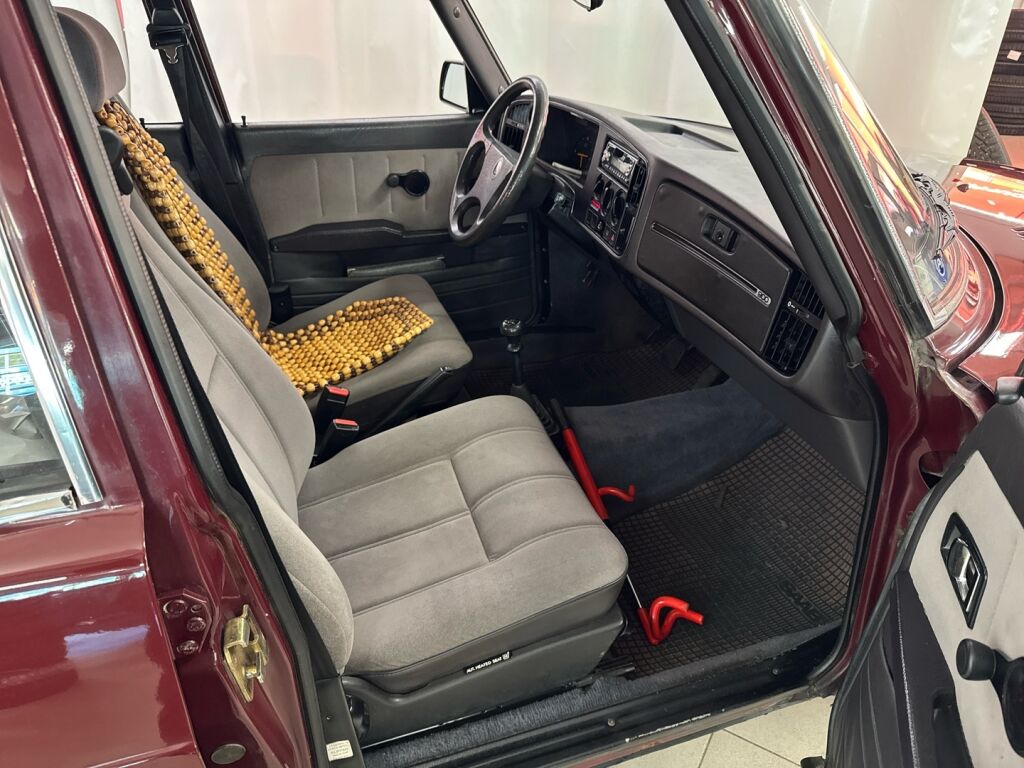 Saab 900 1989 Punainen