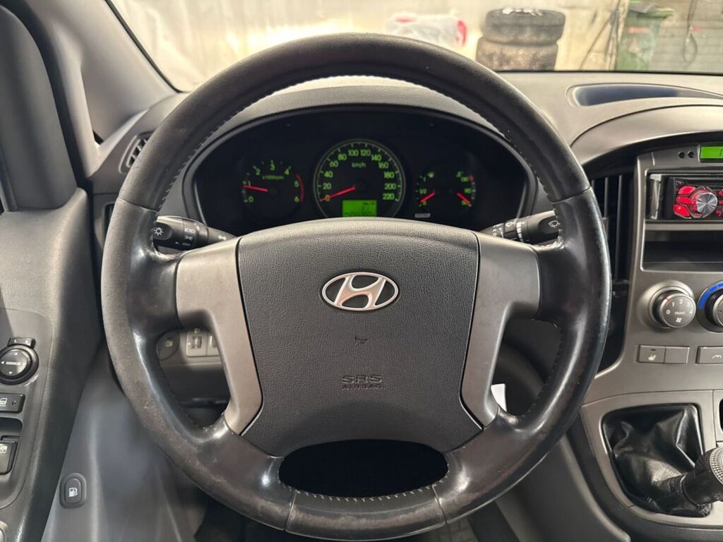 Hyundai H-1 2010 Musta